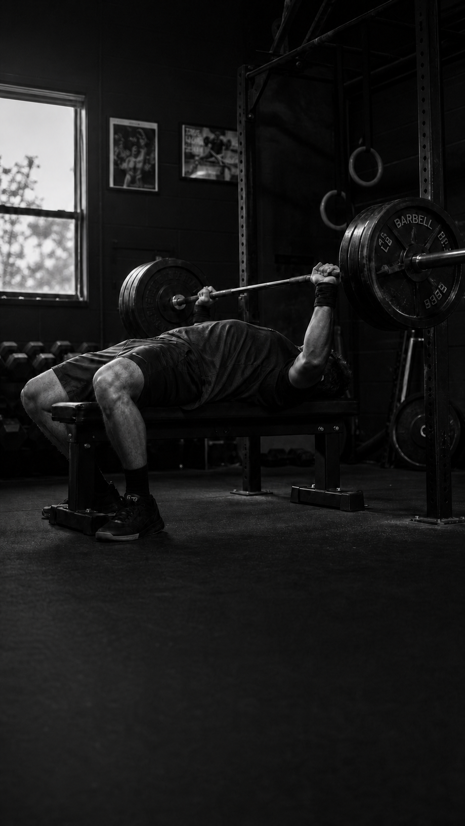 Sakin bir spor salonunda halterle çalışan sporcu